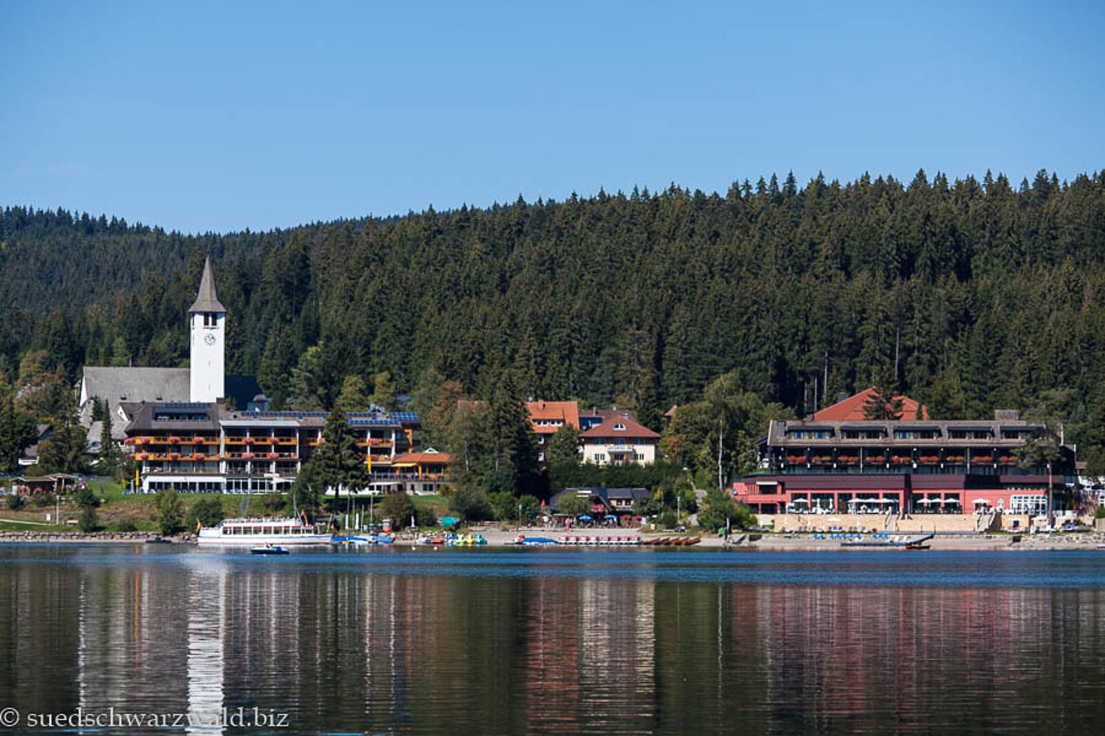 Blick über den See zum Ort Titisee mit der Kirche