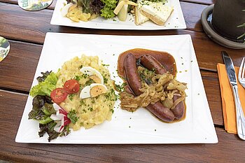 Bratwurst mit Kartoffelsalat im Gasthof Untere Mühle, Alpirsbach