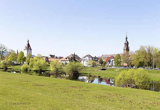 Aussicht vom Tälerpfad über Wiesen und die Kinzig auf die Stadt Gengenbach im Schwarzwald