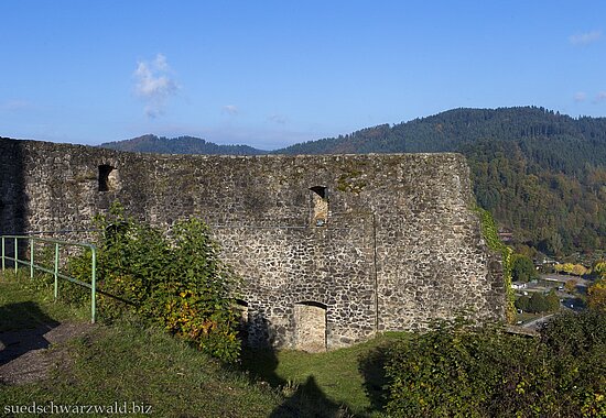 Alte Festungsmauern der Burgruine Husen bei Hausach im Kinzigtal 