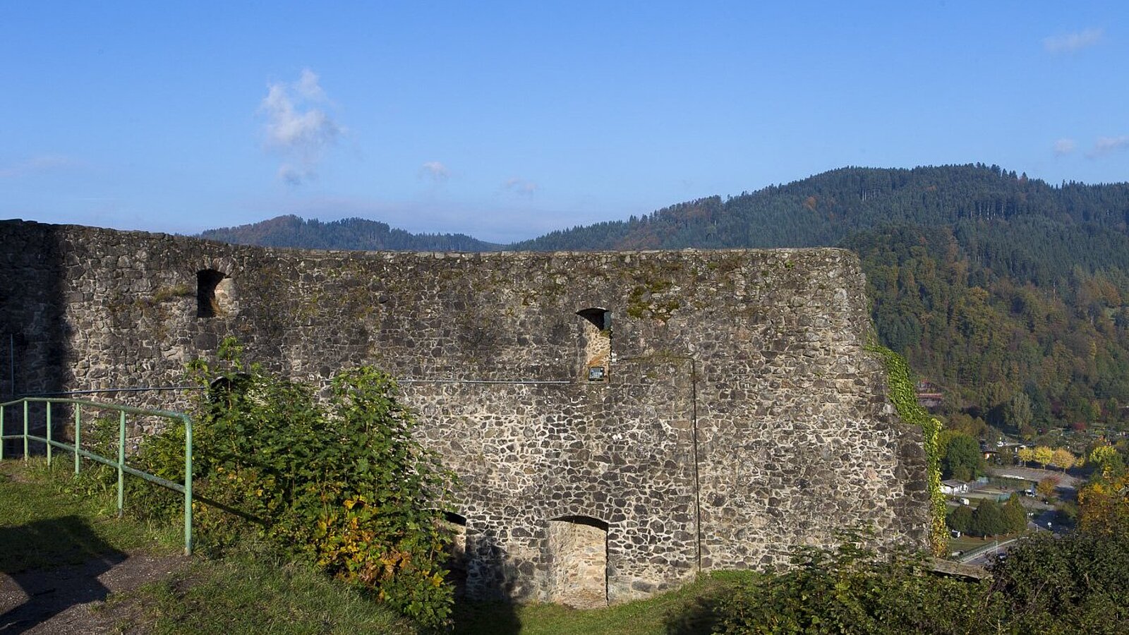 Alte Festungsmauern der Burgruine Husen bei Hausach im Kinzigtal 