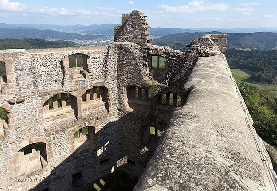 Blick über die Burgmauern der Ruine Hohengeroldseck im Schwarzwald