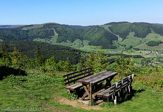 Idyllischer Rastplatz auf dem Blößling mit Aussicht über das Bernauer Hochtal