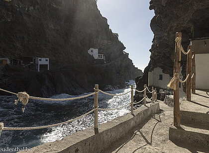 Häuser und Brandung in der Schmugglerbucht von La Palma