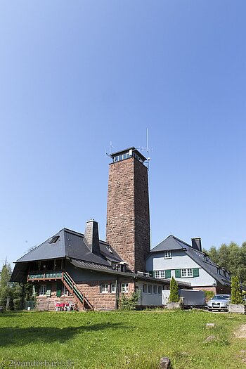 Aussichtsturm und Gaststube des Gedächtnishauses auf dem Mooswaldkopf