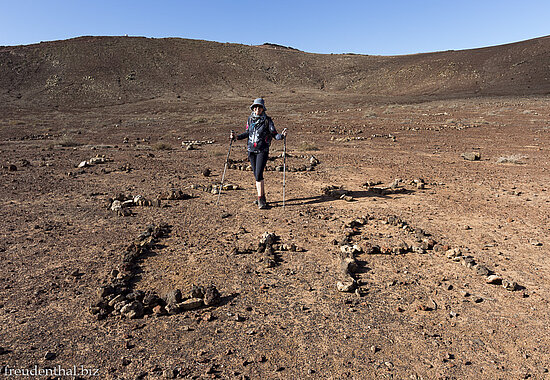Wanderin im Krater der Montaña Roja auf Lanzarote