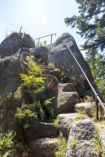 Natursteintreppe als Zugang auf den Karlstein