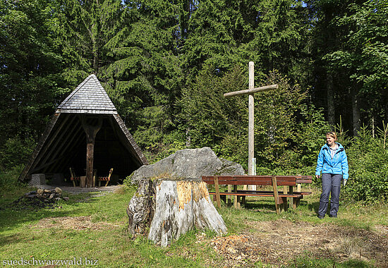 Rastplatz mit Schutzhütte beim Bernauer Kreuz nahe dem Silberberg