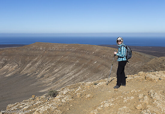 Wanderin am oberen Rand der Caldera Blanca auf Lanzarote