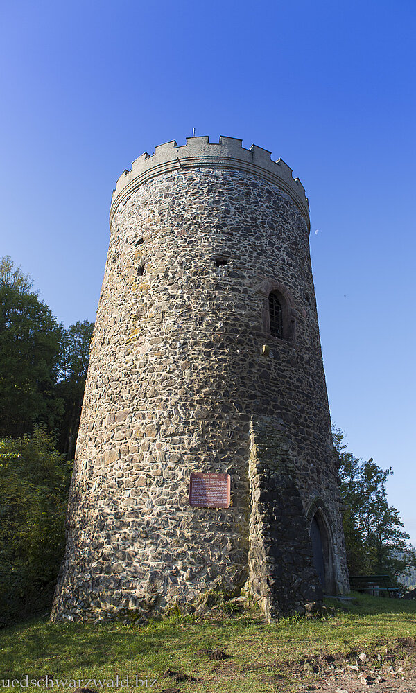Bergfried der Burgruine Husen