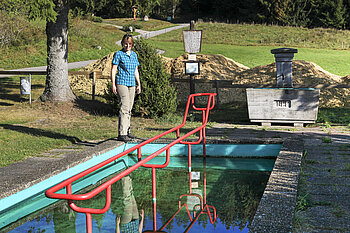 Wassertretbecken bei Häusern