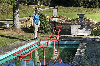Wassertretbecken bei Häusern
