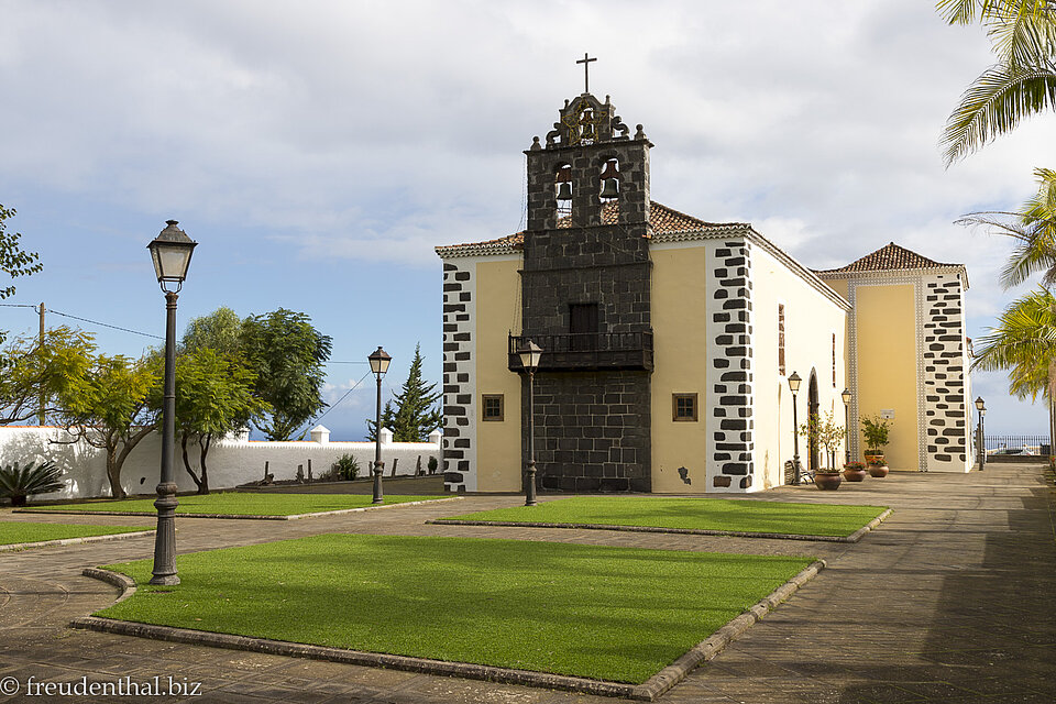 Rasenfläche vor der Kirche von Puntallana auf La Palma