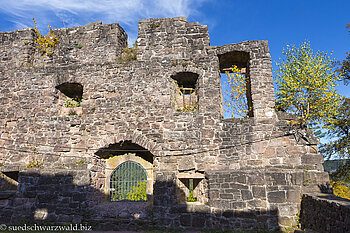 Westfassade der Burgruine Hohenschramberg