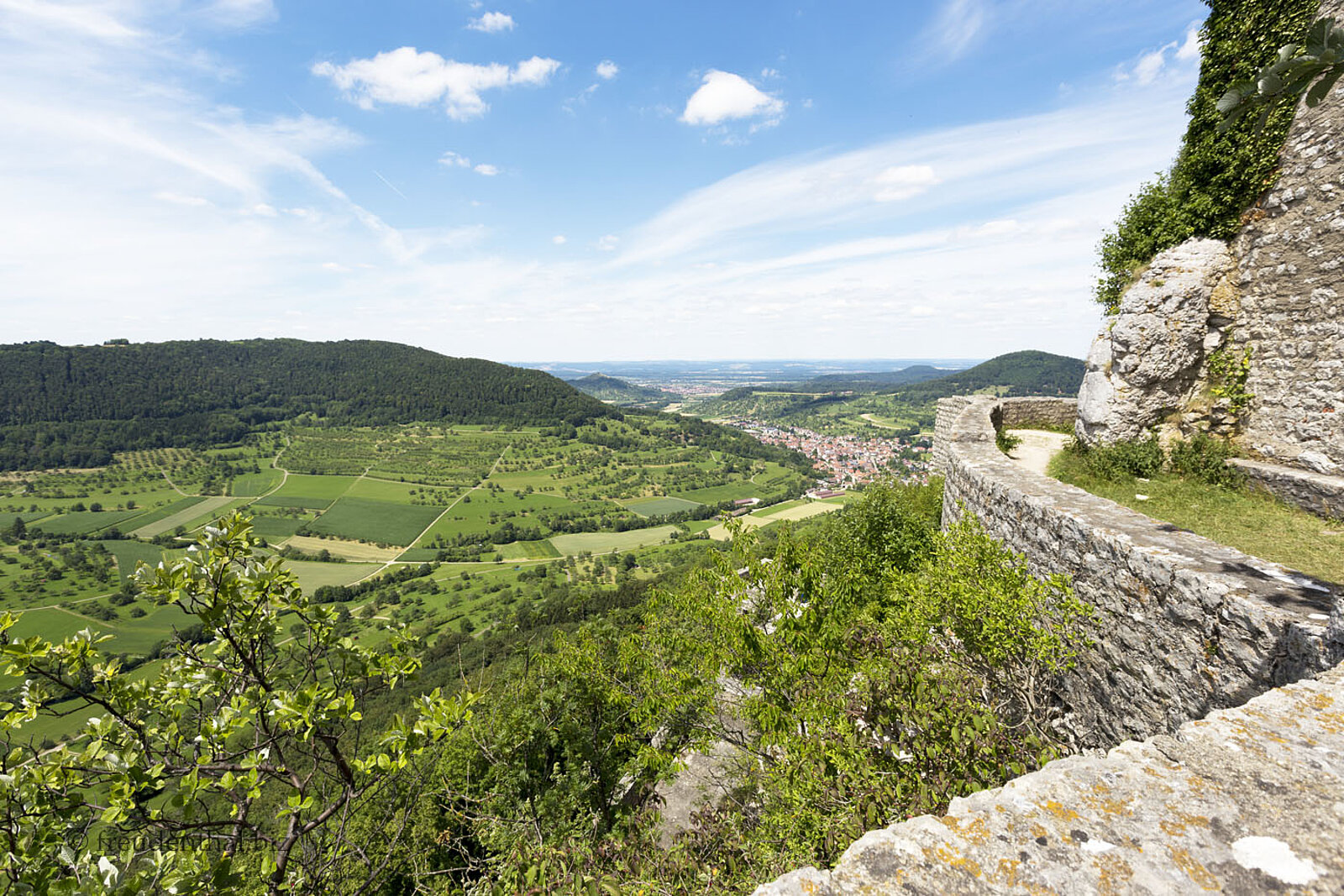Mächtige Festungsmauern der Burgruine Reußenstein bei Wiesensteig