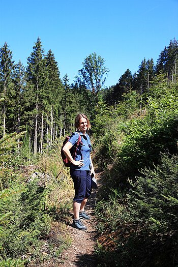 Wanderin auf den Benau-Rundweg im Wolftal
