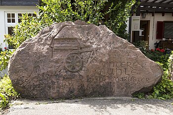 Stein mit Gravuren beim Gasthof Untere Mühle, Alpirsbach