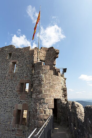 Wehrgang auf der Oberburg der Hohengeroldseck im Schwarzwald