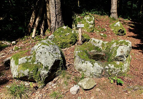 KeltischeMit Moos bewachsene Kultstätte beim Heidensteinsofa von Nordrach