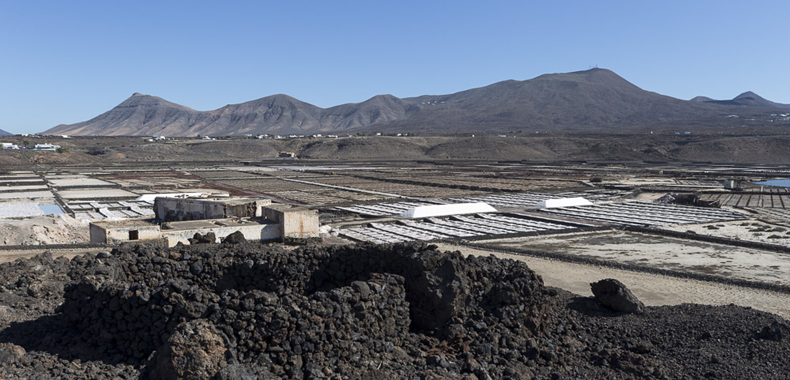 Sicht über die Salinas de Janubio an der Küste der Kanareninsel Lanzarote
