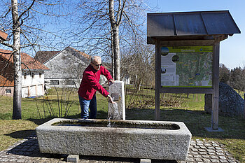 Dorfbrunnen bei der Kirche von Wilfingen