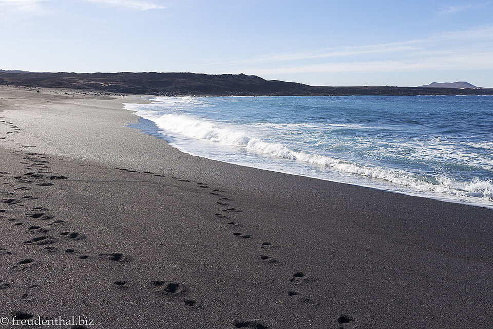 Brandung an der schwarzen Playa de Janubio auf Lanzarote