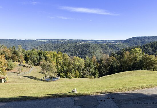Aussicht vom Wanderweg Bernecktal nach Osten zur Schwäbischen Alb