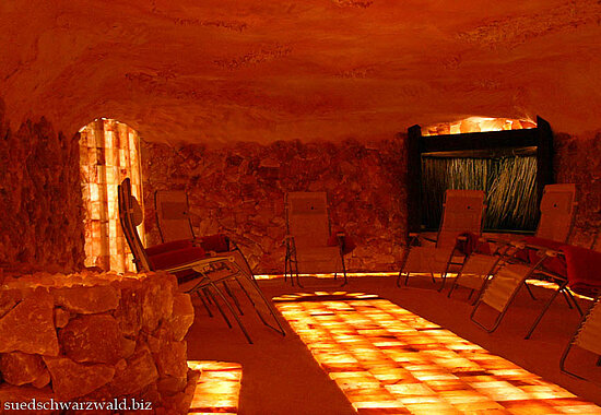 Bänke und rötliches Licht zur Entspannung im Salzparadies von Waldshut