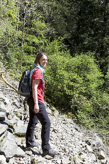 Wanderin auf der Wildbach-Tour oberhalb der Teichschlucht