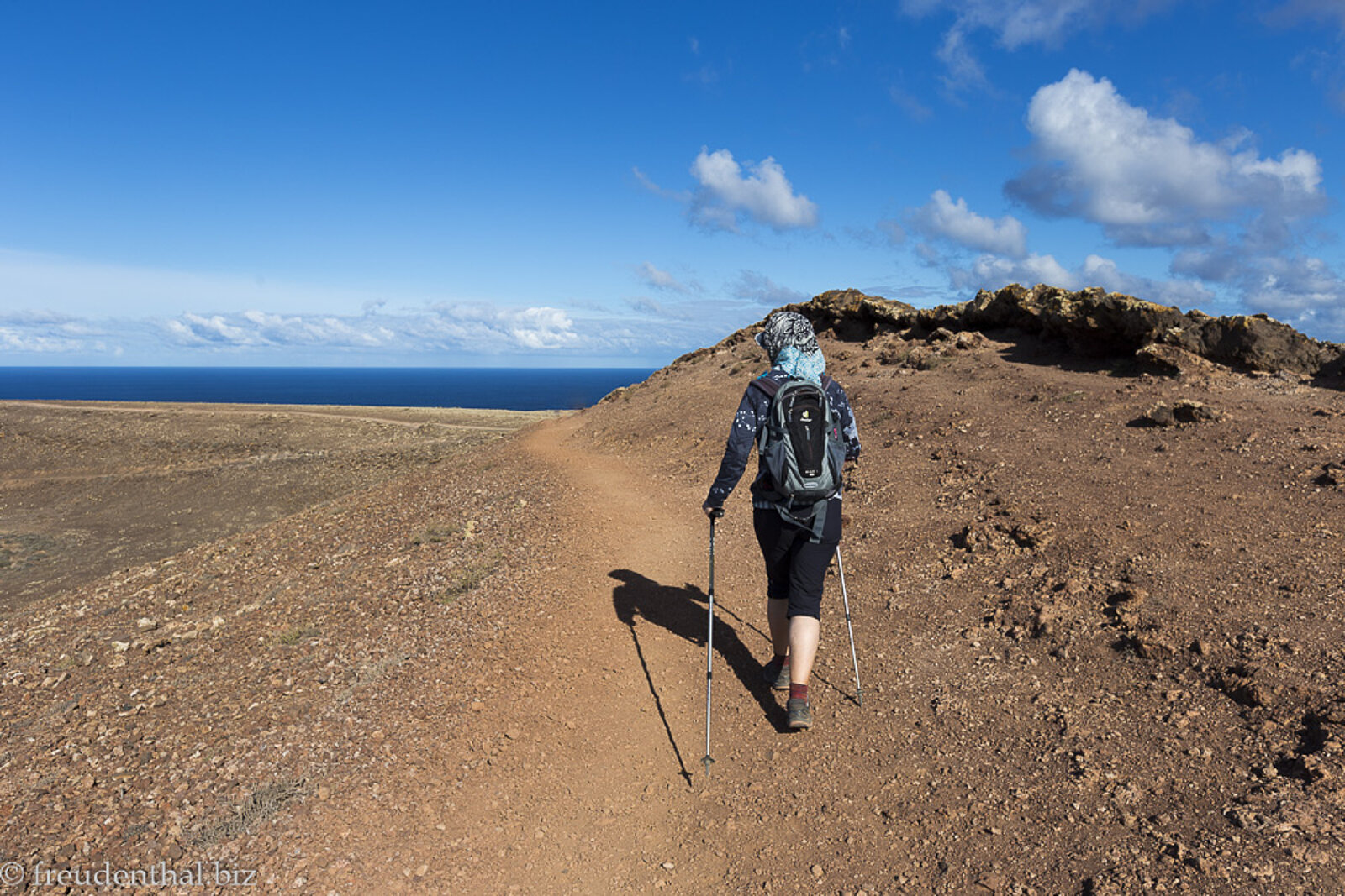 Wandern über vulkanisches Gestein auf der Kanaren-Insel Lanzarote
