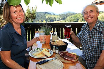 Wanderer beim Vesper im Schmalzerhisli am Benau-Rundweg