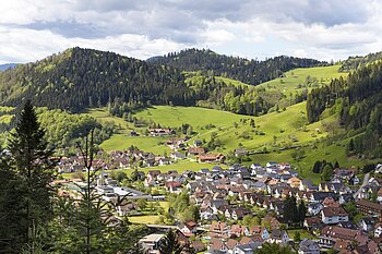 Aussicht über Oberwolfach zu mehreren bewaldeten Hügeln im Schwarzwald