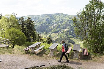 Wanderin bei der Einkehrstube Hintereck im ZweiTälerLand