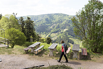 Wanderin bei der Einkehrstube Hintereck im ZweiTälerLand