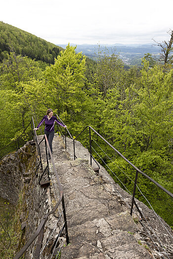 Annette auf dem Weg zum Bergfried der Bärenfels