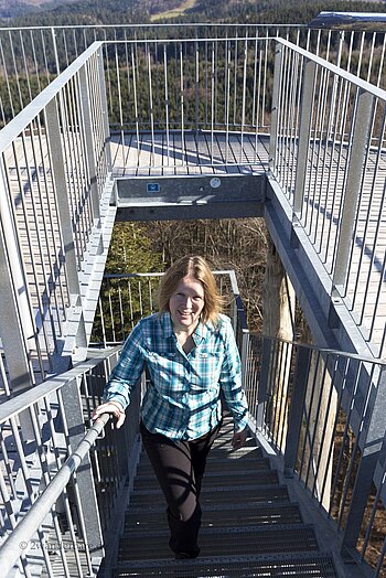 Wanderin im Aufstieg auf den Urenkopfturm bei Haslach