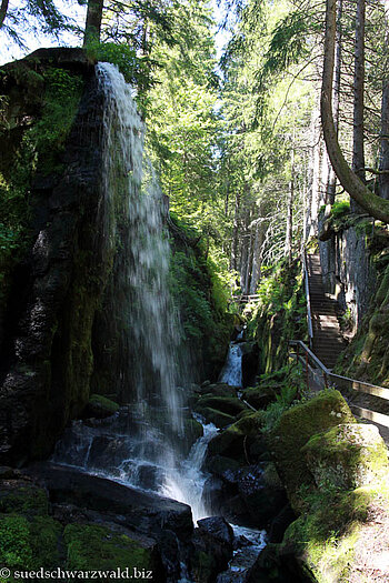 Mit dem Wasserfall links wird Wasser in die Alb zurückgeführt