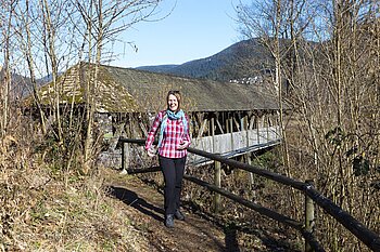 Wanderin im Bereich der abgegangenen Ruine Schiltach
