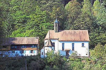 Aussicht vom historischen Pfad auf die St.-Jakobskapelle von Wolfach