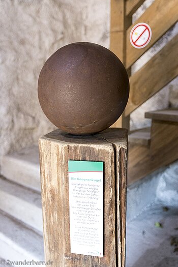 legendäre Kanonenkugel im Bergfried der Burg Hornberg