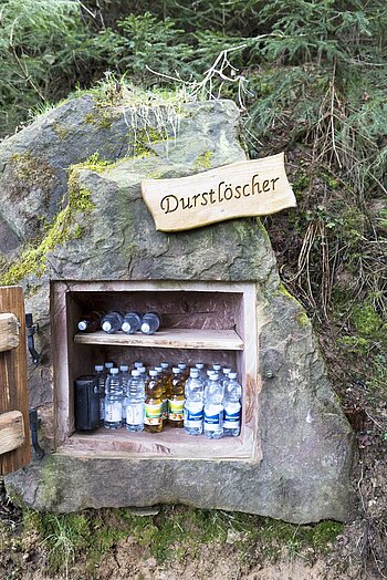 Mit Peterstaler Getränken gefüllter Durstlöscher am Harmersbacher Vesperweg