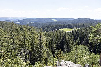 Aussicht vom Karlstein über die Wälder im Mittleren Schwarzwald