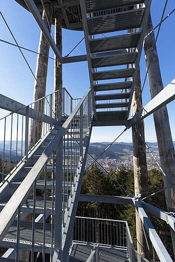 Blick durch das Treppengerüst des Turms auf dem Urenkopf