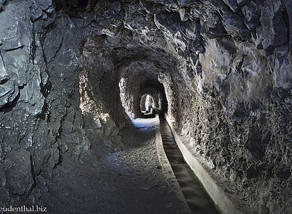 Blick durch einen der Tunnel oberhalb des Barranco de la Madera auf La Palma