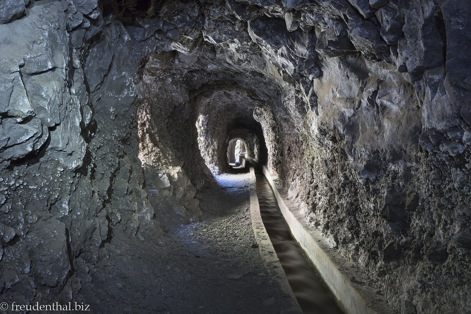 Blick durch einen der Tunnel über dem Barranco de la Madera auf der Kanareninsel La Palma