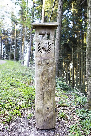 Die Nase der Räuber-Hotzenplotz-Skulptur zeigt den Weg.