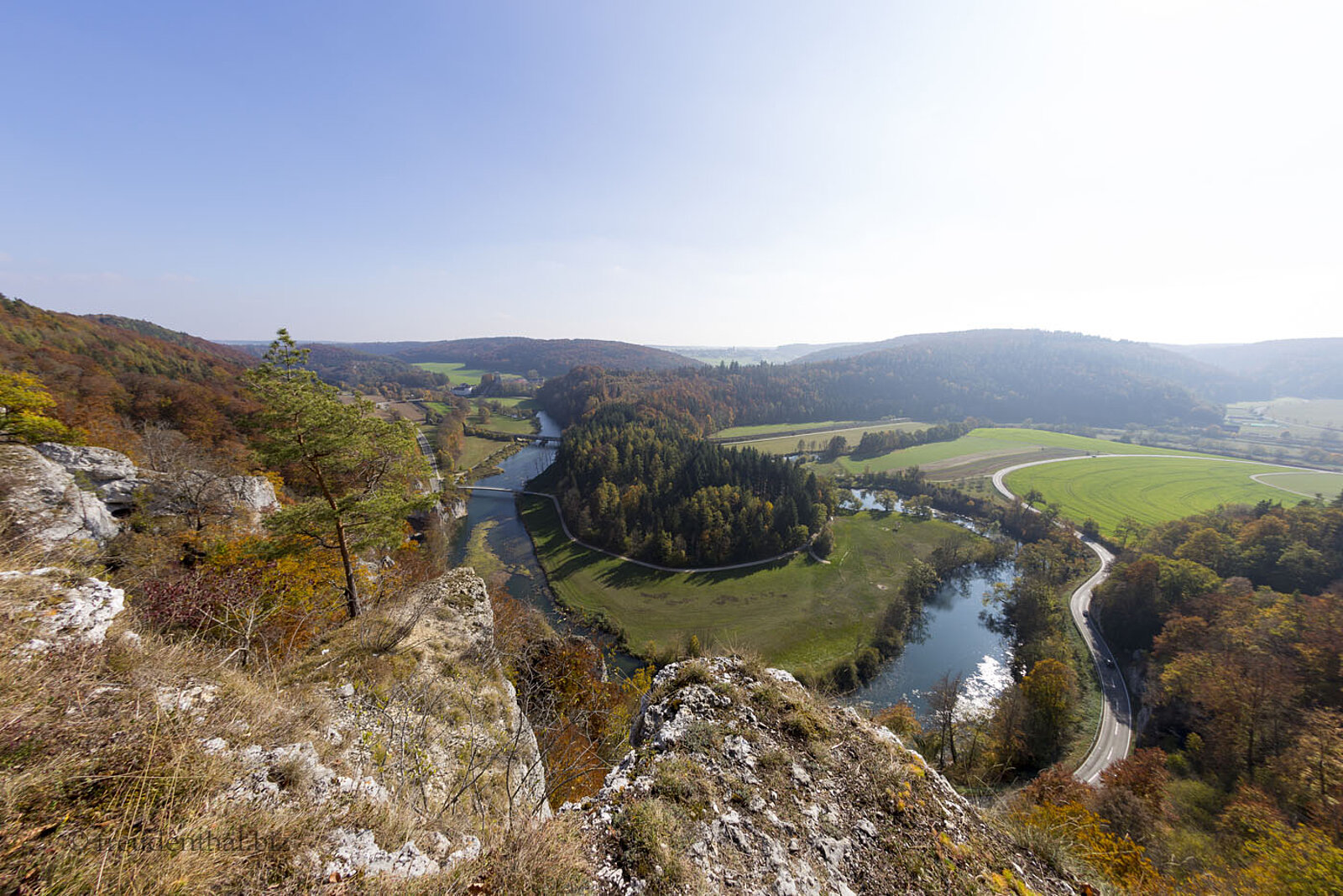 Malerische Aussicht vom Teufelslochfelsen auf eine Flussschleife im oberen Donautal