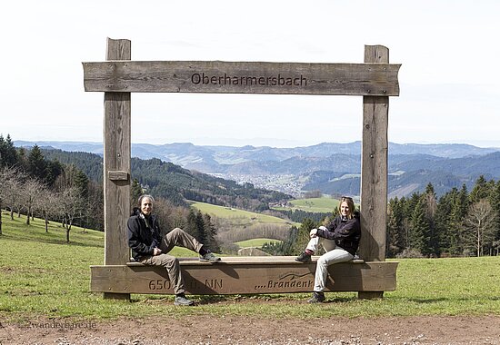 Wanderer im Landschaftsrahmen von Oberharmersbach