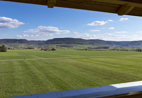 Aussicht aus einem Turm bei Mögglingen über das Albvorland