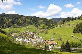 Blauer Himmel mit Wolken bei Oberwolfach im Mittleren Schwarzwald